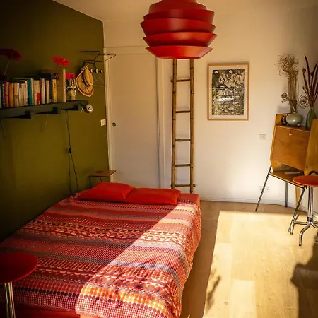 D'hotes De Charme A Montreuil-paris Bed & Breakfast